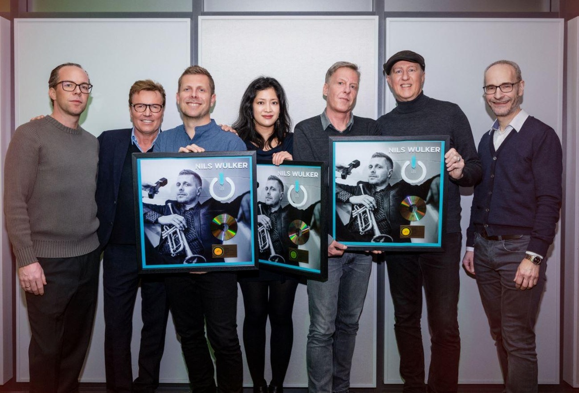 Zur Award-Verleihung trafen sich (von links): Fabian Drebes, Bernd Dopp, Nils Wülker, Miho Nishimoto, Thomas Wolf, Alexander Maurus und Christof Schmidt.