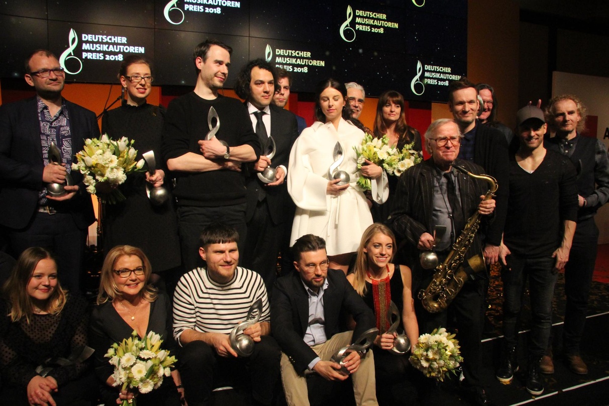Versammelten sich auf der Bühne des Ritz Carlton: Preisträger und Laudatoren des GEMA Musikautorenpreis 2018