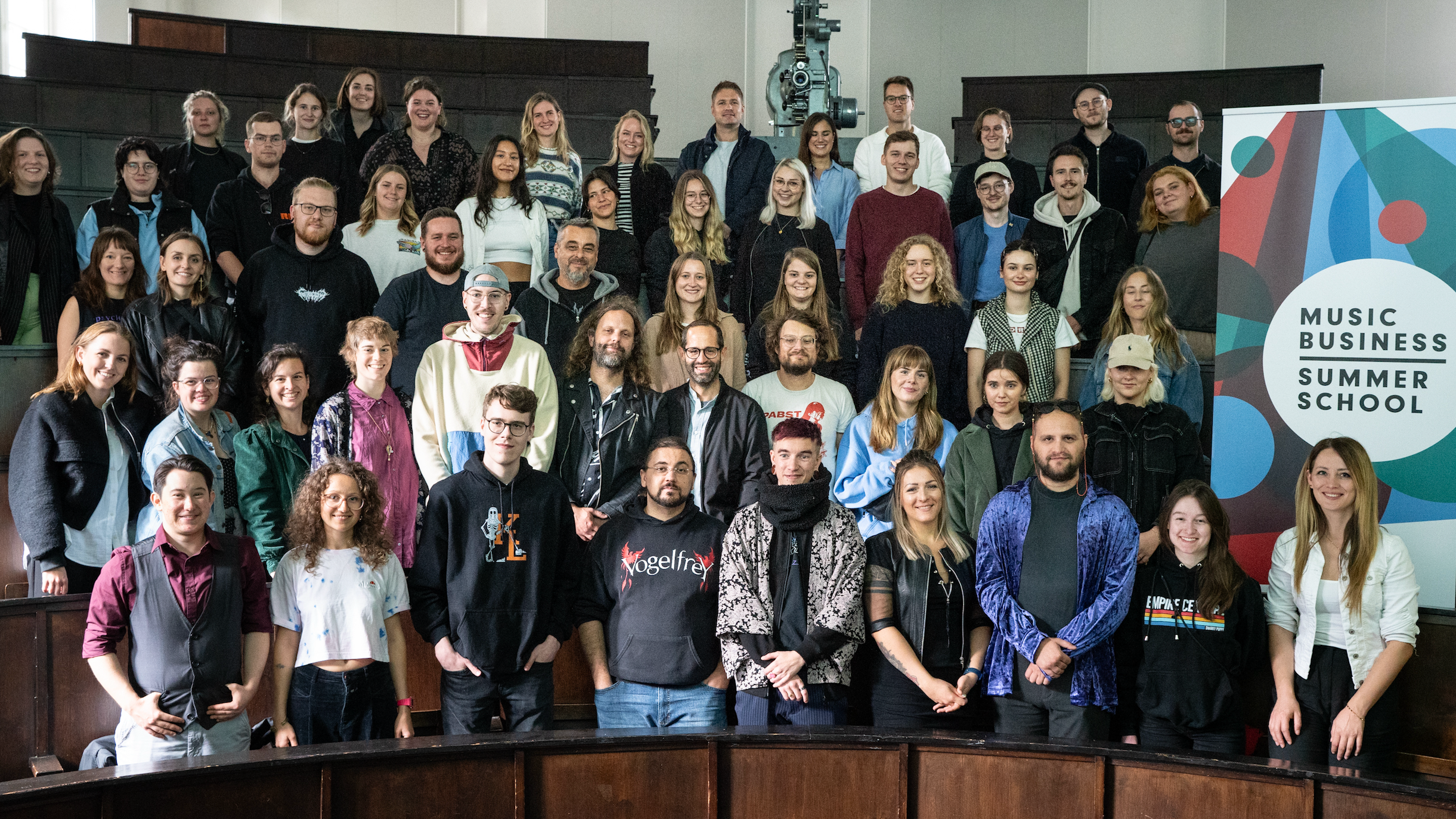 Etabliertes Fortbildungsformat für Fachkräfte in den Bereichen Publishing, Label und Live: die Music Business Summer School in Hamburg, hier ein Gruppenbild aus dem Jahr 2023.