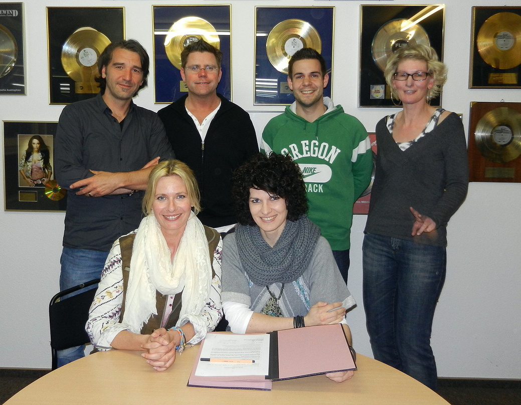 Neue Partner (hinten, von links): Henning Gehrke (Produzent Starworks Music), Frank Haberland (Leitung A&R da music), Cord Tinnemeyer (A&R da music) und Anja Becker (Produkt-Koordination d...