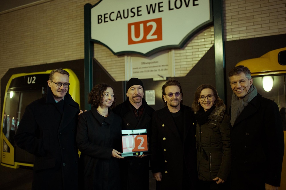 Bei der Fahrt von U2 mit der U2 (von links): Dirk Baur (President Marketing Labs Universal Music), Ramona Popp (Senatorin für Wirtschaft, Energie und Betriebe), The Edge, Bono, Sigrid Niku...