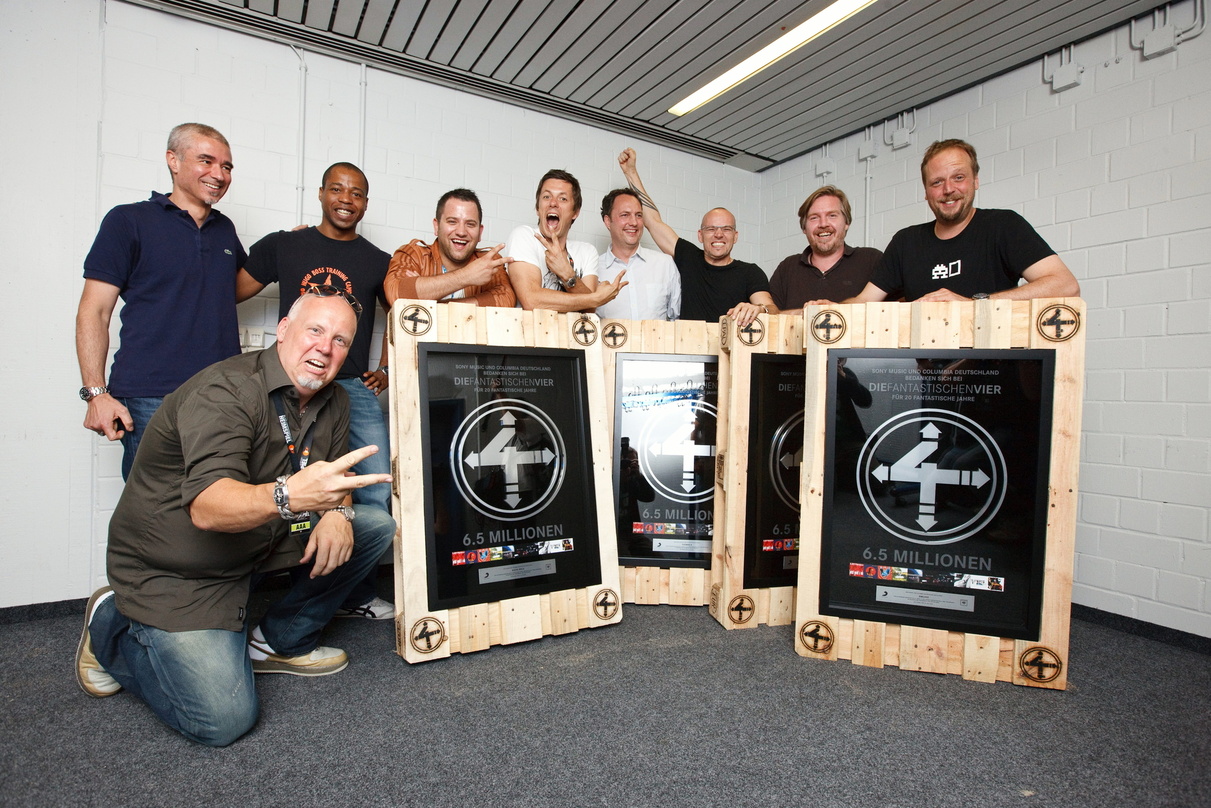 Blicken auf gemeinsame Millionenverkäufe zurück: Sony und Die Fantastischen Vier (Foto: Tino Sieland)||Zur Award-Verleihung trafen sich (v.l.n.r., hinten): Willy Ehmann, Senior Vice Presid...