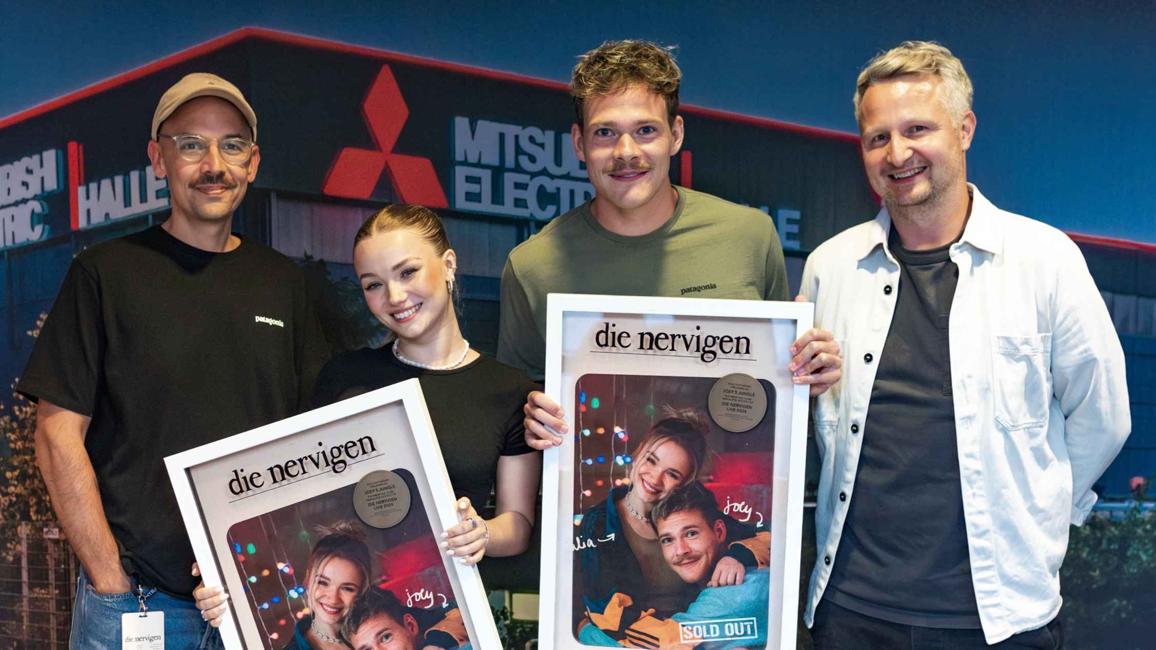 Mit den Awards (von links): Manuel Carvalho (Geschäftsführer Contra Create), Julia Beautx, Joey's Jungle und Philipp Weber (Director Live Entertainment MMP/Seven.One Starwatch).