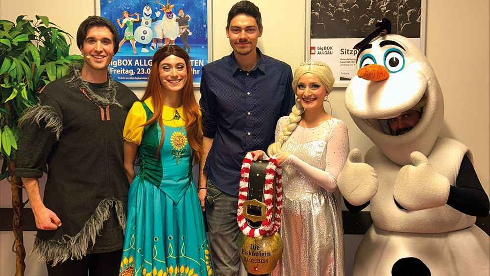 Bei der Verleihung (von links): Tim Taucherl (Darsteller Kristoff), Nele Schmidthals (Darstellerin Anna), Fabian Dieterle (bigBox Allgäu), Rahel Wissinger (Darstellerin Elsa) und Matteo Mi...
