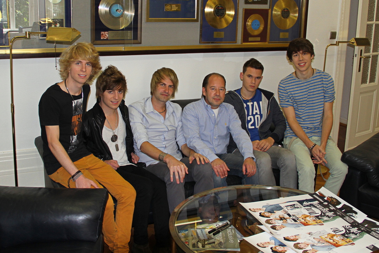 Bei der Vertragsunterzeichnung (von links): David Zauels, Jonas Zauels (beide Phrasement), Oliver deVille, Sven Meisel (Meisel Music), Oliver Giffels und Dominik Dahm (beide Phrasement)