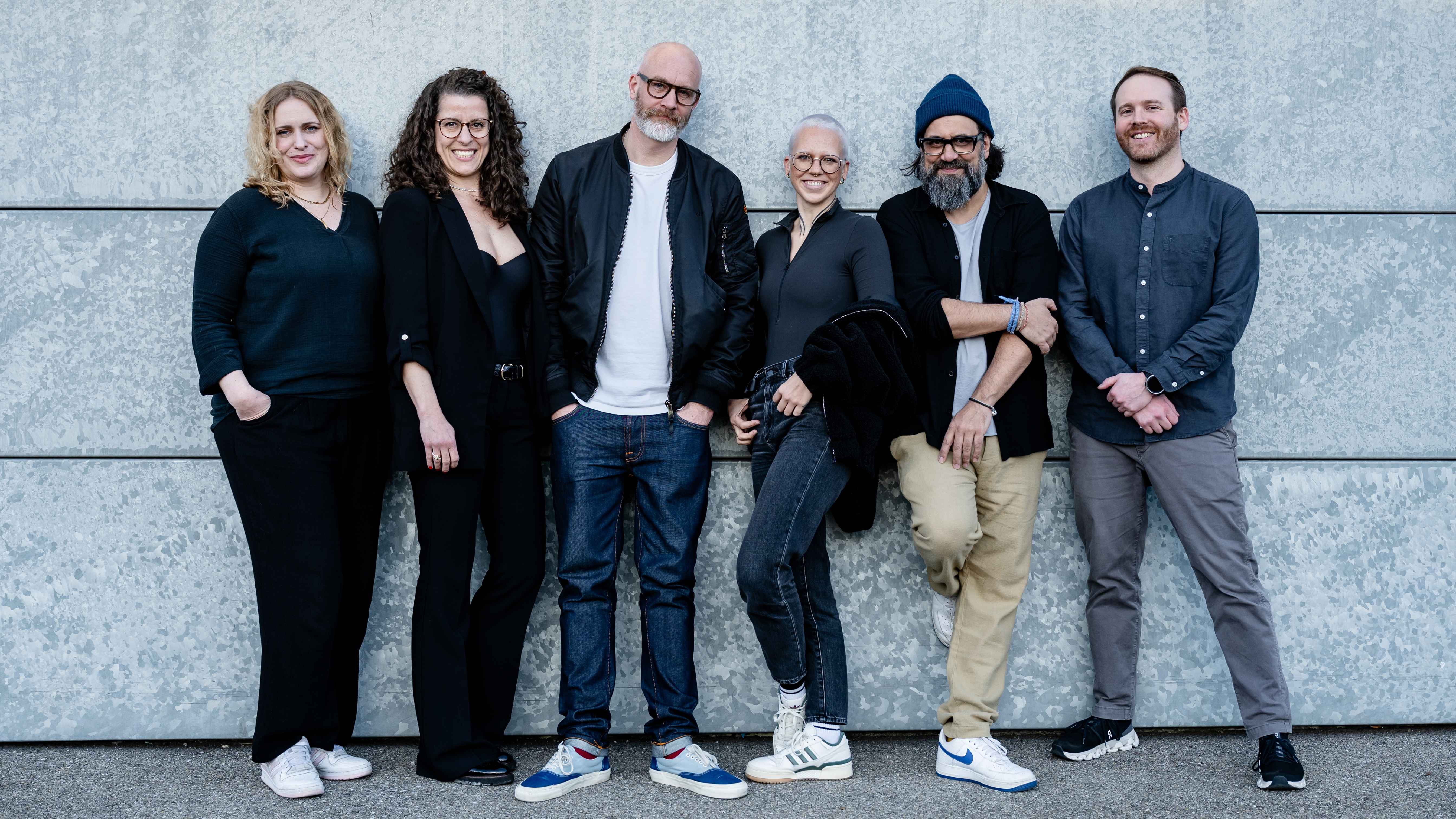 a2a48a86 b353 4026 b134 5aab6d39afbd Trafen sich in Zürich zu Unterschrift (von links): Larissa Lüters (Head of Artist & Label Services ADA), Tina Krug (Honey & Spice - Music & Management), Tim Wermeling (Vice President Music...