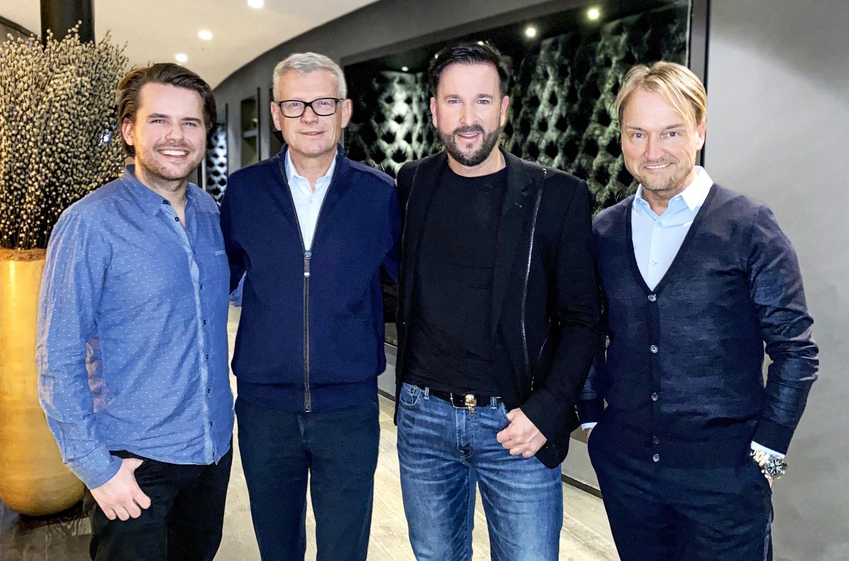 Wollen nach dem jüngsten TV-Quotenerfolg nun auch musikalisch wieder angreifen (von links): Leonard Prasuhn (Senior A&R Electrola), Jörg Hellwig (Managing Director Electrola), Michael Wend...