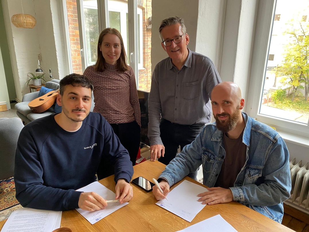 Machten den Kontrakt klar (von links): Oliver Melchers und seine Guesstimate-Partner Ann-So Ballé, Jens-Markus Wegener und Martin Heuser