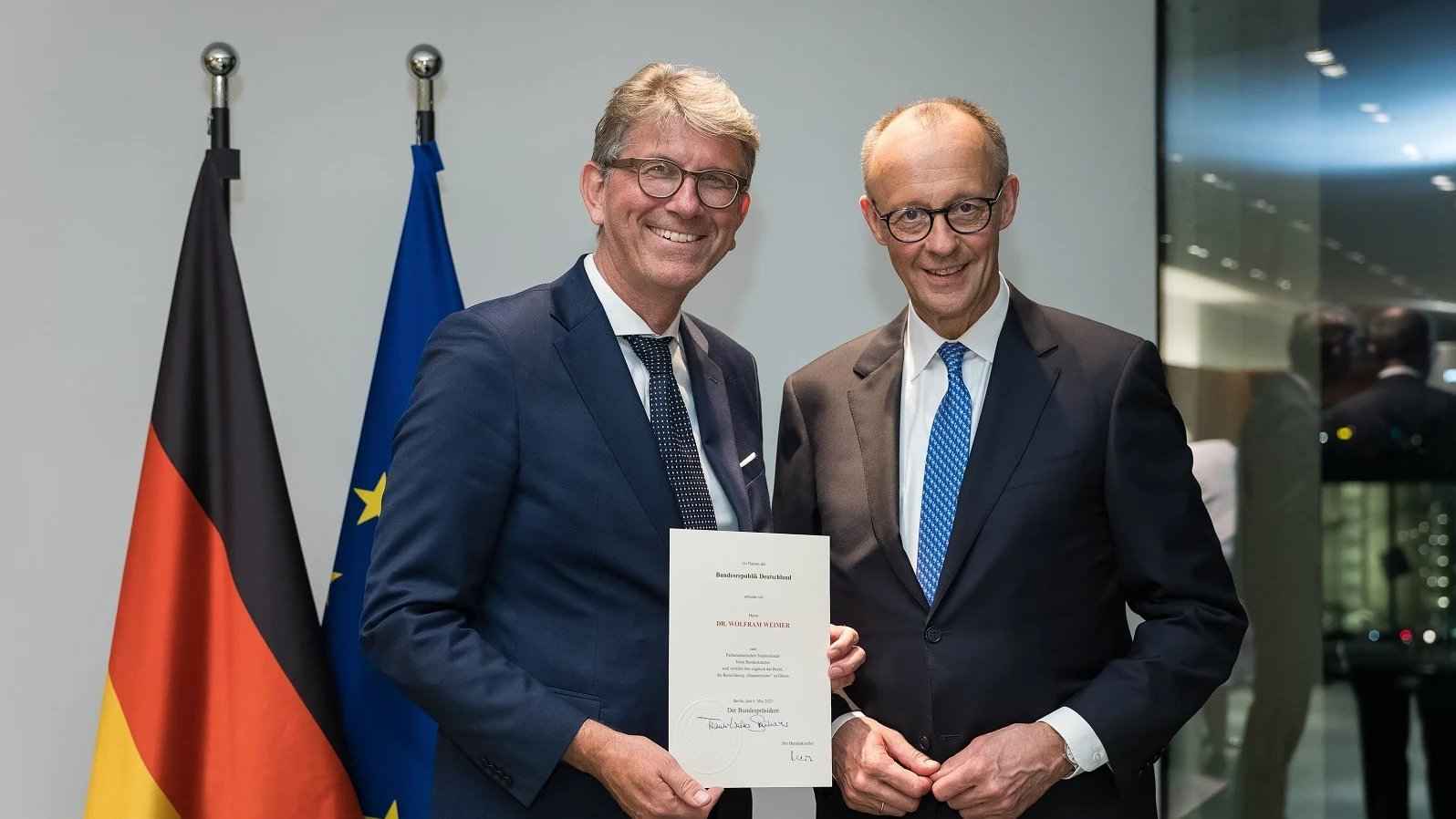 Bei der Vereidigung: Wolfram Weimer (links) mit Bundeskanzler Friedrich Merz (beide CDU).