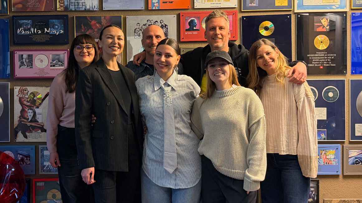Kamen für ein Gruppenfoto zusammen (hinten, von links): Aleksandra Nikolic (Promotion & Marketing), Florian Von Hoyer (COO) und Philipp Ortner (Director A&R) sowie (vorn) Liza Mazur (Artis...