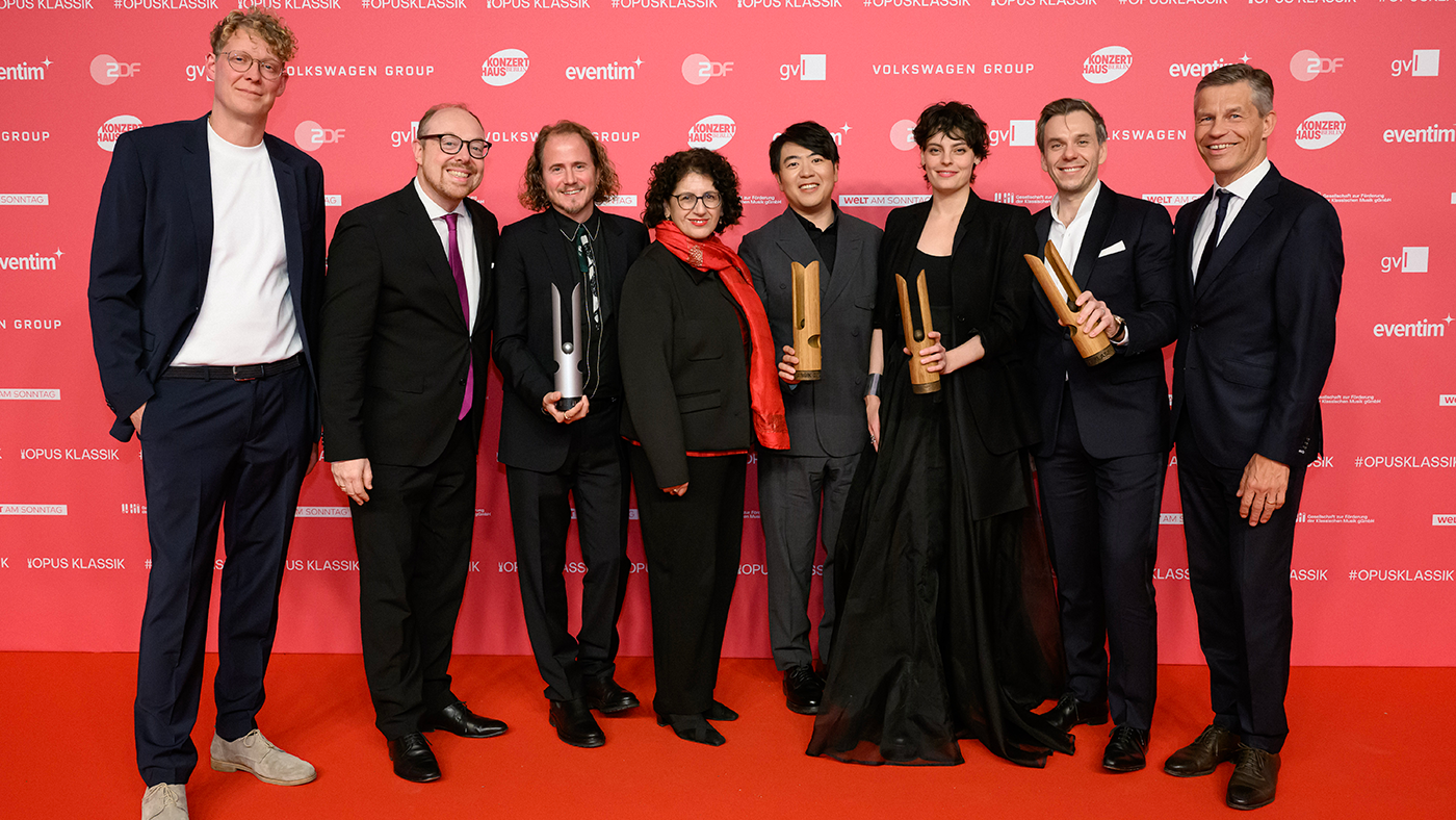 Auf dem roten Teppich (von links): Christian Badzura (Vice President A&R), Clemens Trautmann (President, beide Deutsche Grammophon), David Chalmin, Kleopatra Sofroniou (General Manager Cla...