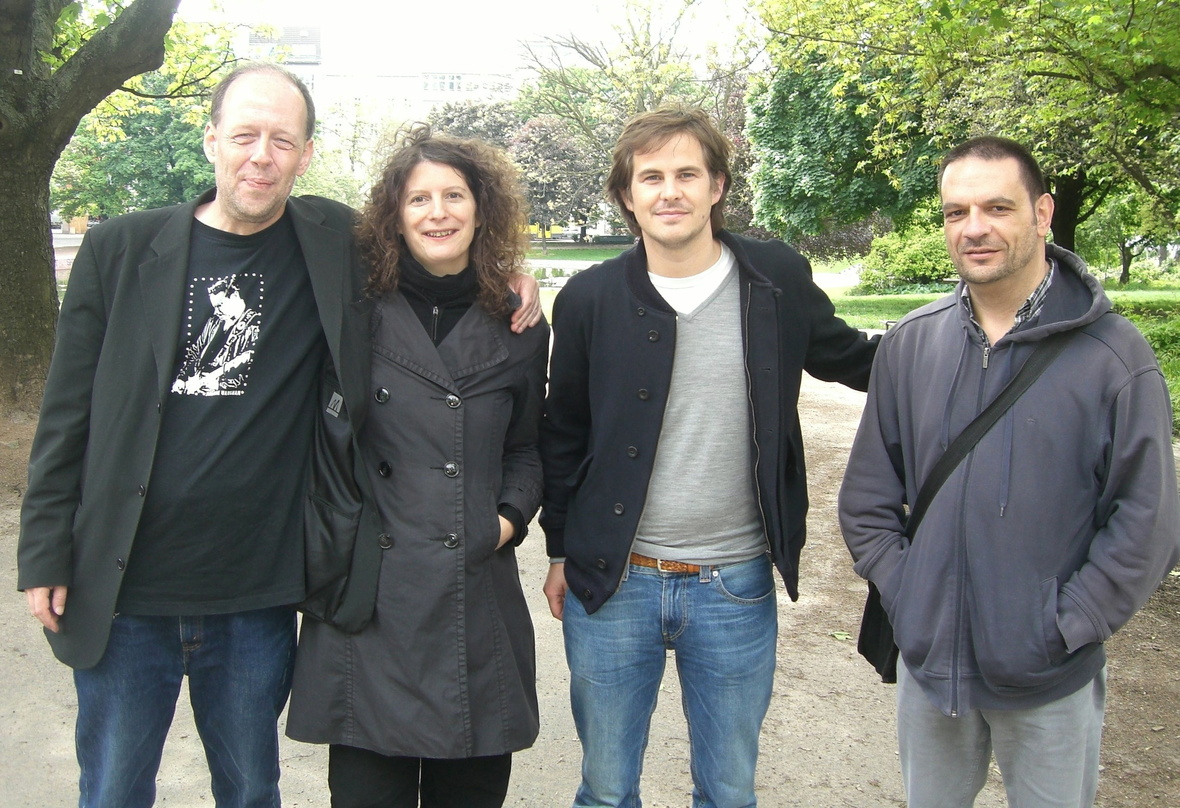 Üben den Schulterschluss (v.l.n.r.): Matthias Böttcher (GoodToGo/Rough Trade/Groove Attack), Mareike Hettler (Grönland), Lenz Hein (Grönland) und Viron Zourlas (Rough Trade)