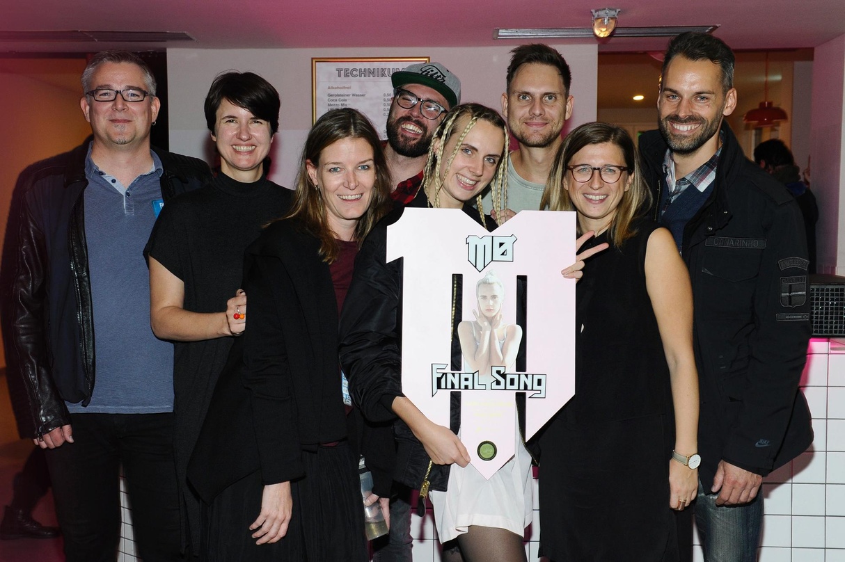 Bei der Gold-Verleihung (von links): Mathias Blühdorn (Director International Marketing Sony Music), Tine Fassomytakis (Manager Digital Content & CRM Sony Music International), Vivian Haun...