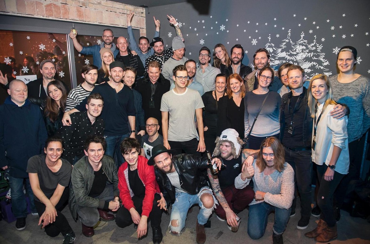 Trafen sich im Berliner "Haubentaucher": Julian Le Play, Niila und Elias Hadjeus mit dem Team von Polydor/Island