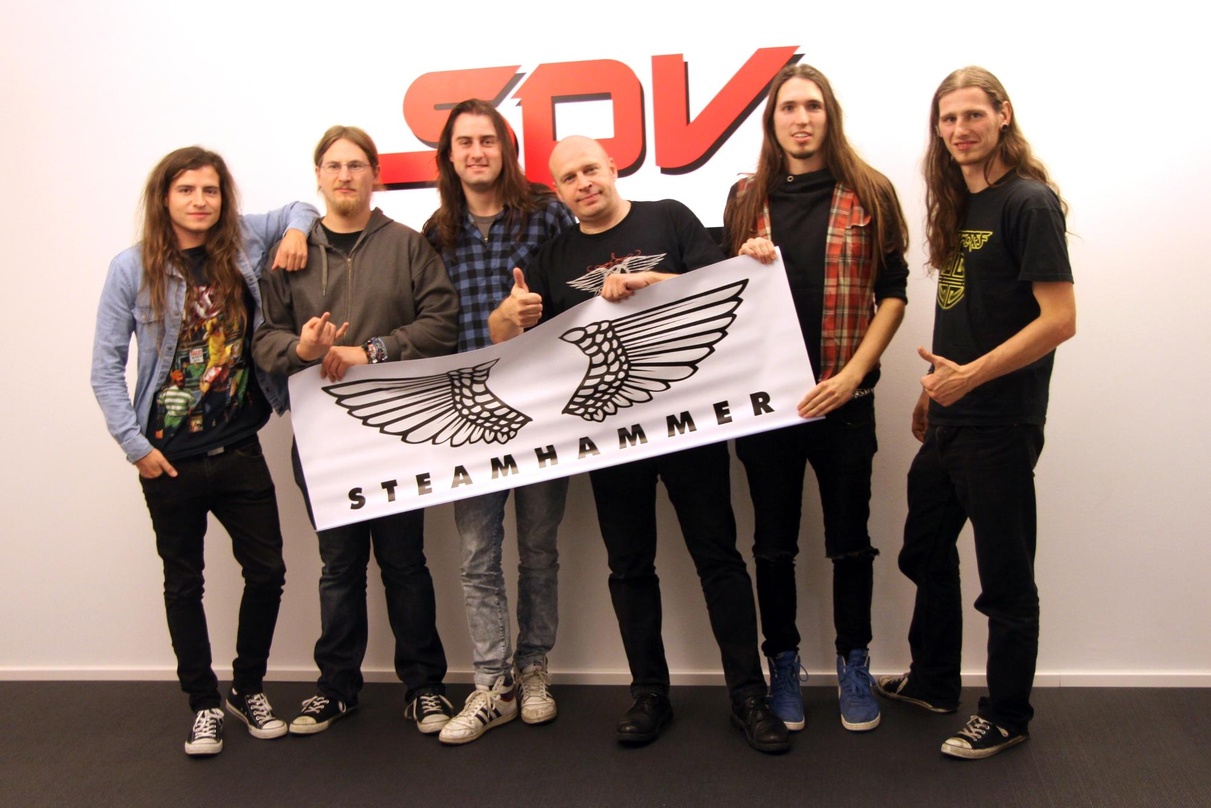 Neue Partner (von links): die Bandmitglieder Dirk Frei, Alexander Backasch und Stephan Dietrich mit Olly Hahn (SPV) sowie Peter Langforth und David Schleif (beide Alpha Tiger)