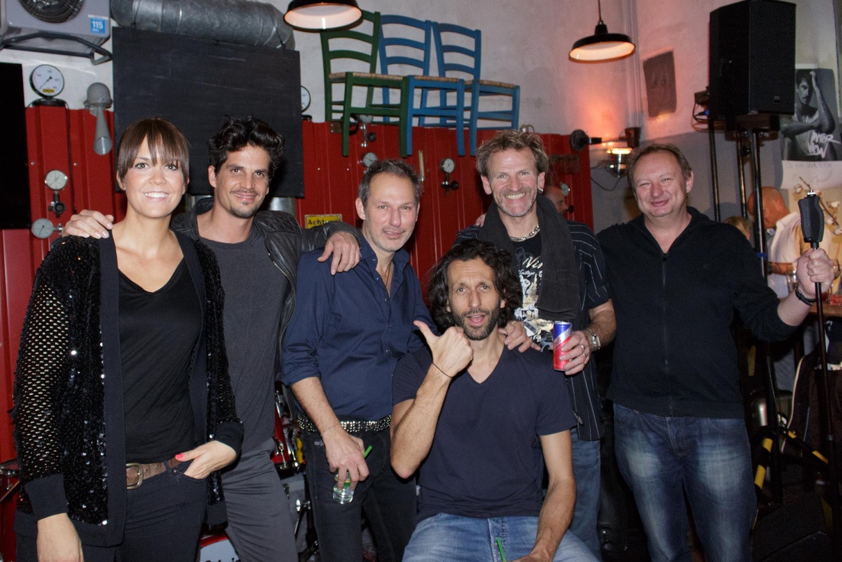 Nach dem Showcase (von links): Martina Reuter (Reuter Media Consulting), Tommy Reeve, Manuel Lopes, Dorino Gomdbrunner, Alex Klier (alle Band Tommy Reeve) und Stefan Kahé (Geschäftsführer ...
