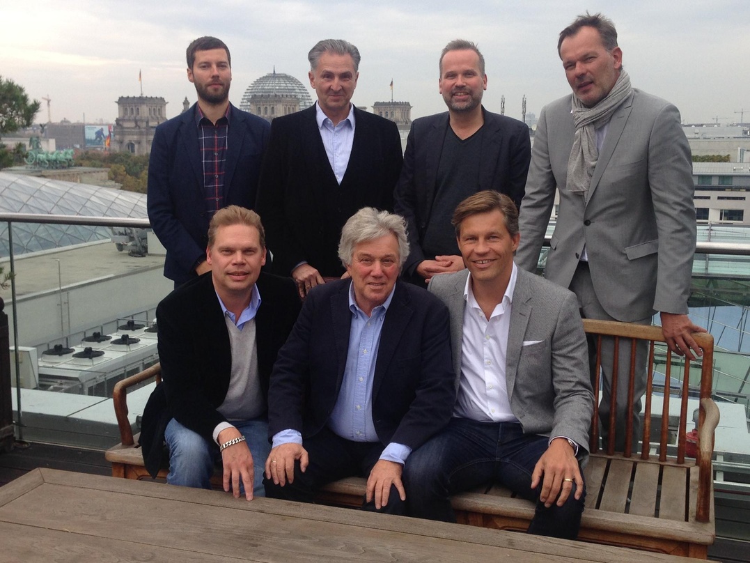 Bleiben Partner: (vorn, von links) Tom Bohne (President Music), Rolf Zuckowski und Frank Briegmann (President Universal Music Central Europe und Deutsche Grammophon) sowie (hinten, von lin...