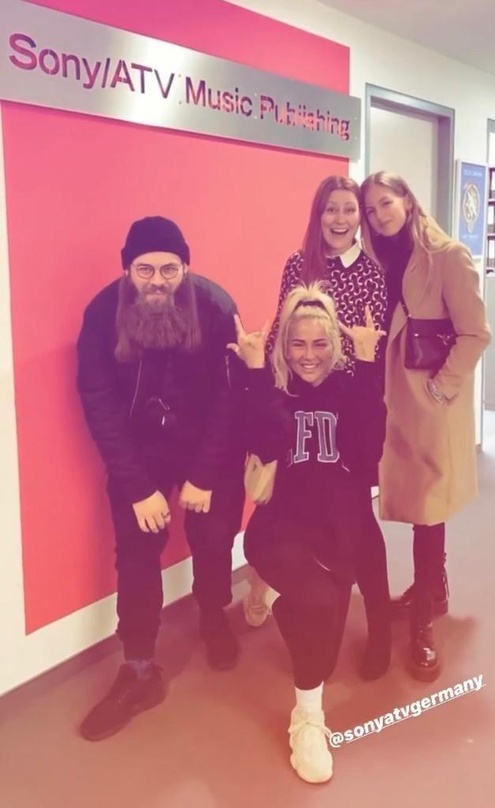 Erfolgreiche Partner (hinten, von links): Niklas Tholen (A&R Manager Sony ATV), Alexandra Ziem (Director Creative Sony ATV) und Franziska Schmidt (Repertoire & Creative Manager Sony ATV) s...