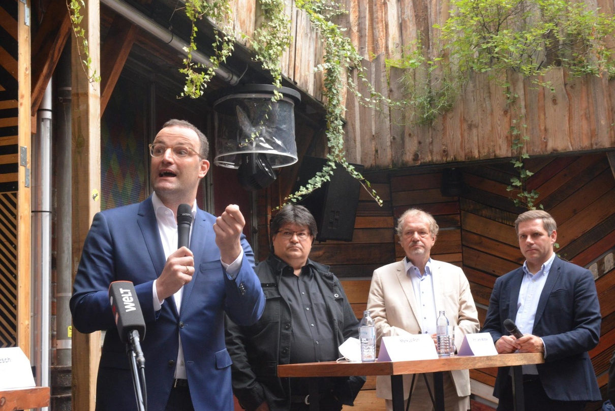 Diskutierten (von links): Minister Jens Spahn, Marcus Pohl (ISDV), Jens Michow (BDKV) und der Bundestagsabgeordneter Kevin Kratzsch (Deutscher Schaustellerbund)