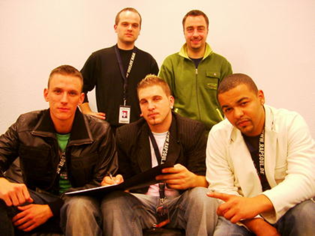 Haben sich exklusiv gebunden (hinten): John Ruhrmann (Manager Rapsoul, l.) und Thomas Matiszik (Contra Promotion, Agent Rapsoul) sowie (vorn, v.l.n.r.) Jan, Steve und CJ (alle Rapsoul)