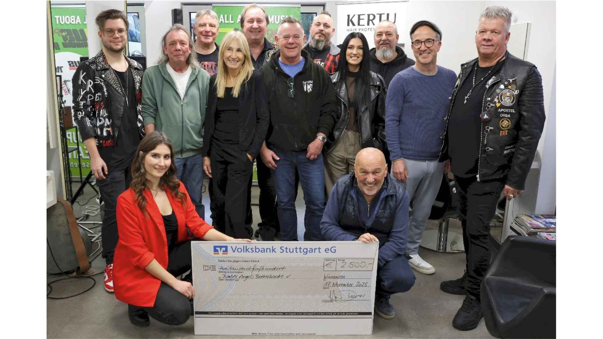 Bei der Scheckübergabe: die Barber Angels: Gelungenes Charity-Event zugunsten der Barber Angels: Macher und Mitwirkende freuen sich mit Gründer Claus Niedermaier (hinten Mitte) sowie Natal...