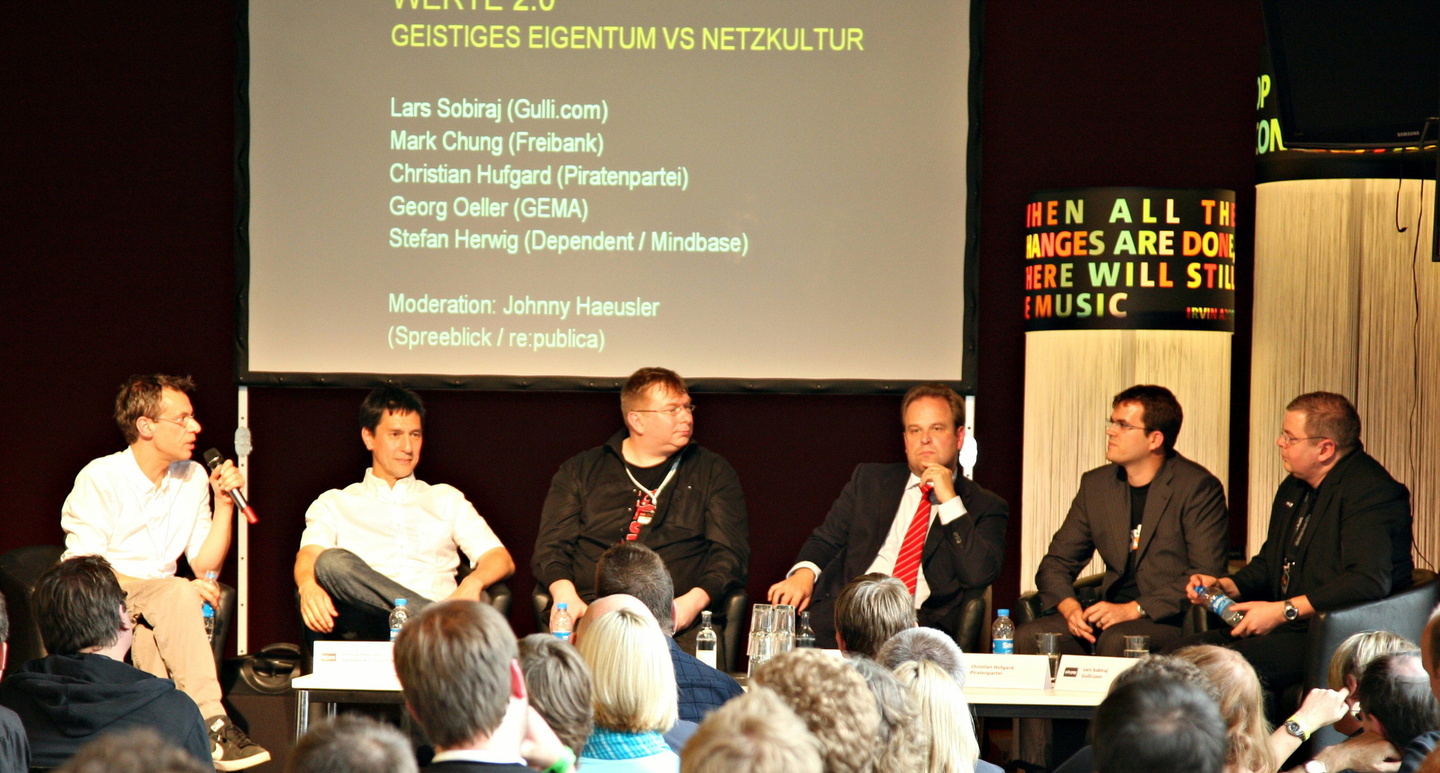 Setzen ihre Kölner Streitrunde in Berlin fort (v.l.n.r.): Moderator Johnny Haeusler, Mark Chung, Stefan Herwig, Georg Oeller (Mitglied des GEMA-Vorstands), Christian Hufgard und Lars Sobiraj