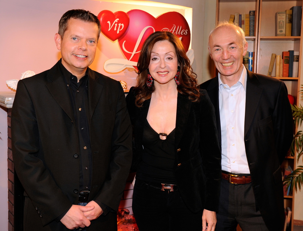 In den GoldStar-Studios: Matthias Friedrich (l., Leitung Programm- und Musikredaktion GoldStar), Vicky Leandros und Gottfried Zmeck (Vorstandsvorsitzender Mainstream Media AG
