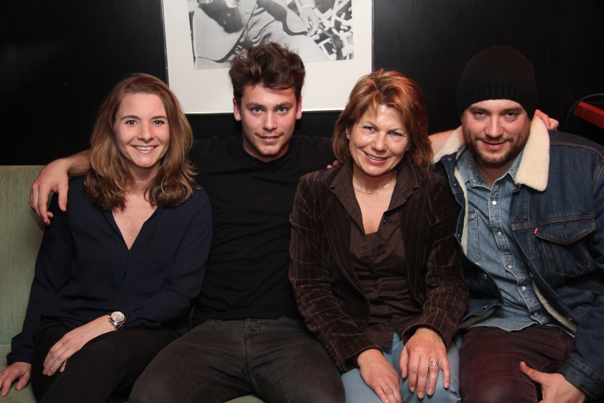Bester Laune beim Showcase-Abend im Münchner Club Cord (von links): Produktmanagerin Eva Kober, Bastian Baker, Radiopromoterin Ina Radke (Spider Music Promotion) und Bakers Manager Raphaël...