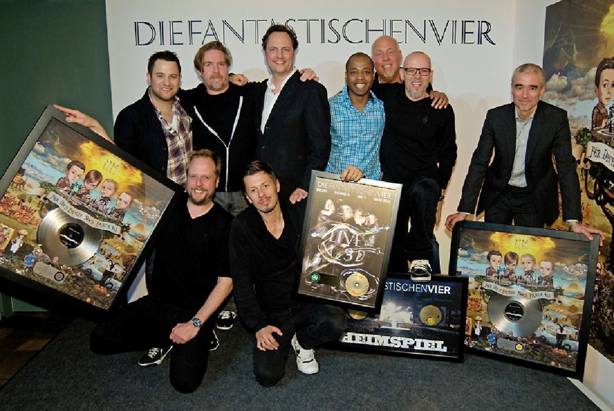 Feierten gemeinsam: Die Fantastischen Vier mit dem Sony-Music-Team und Manager "Bär" Läsker
