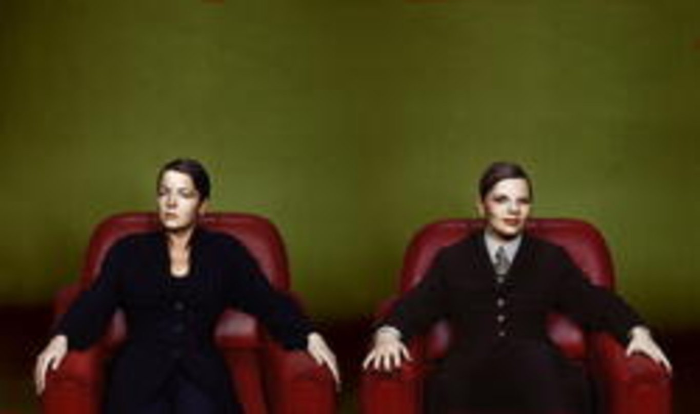 Wollen Mobys neues Album "18" zum Dauerbrenner machen: Anne Berning und Tina Funk