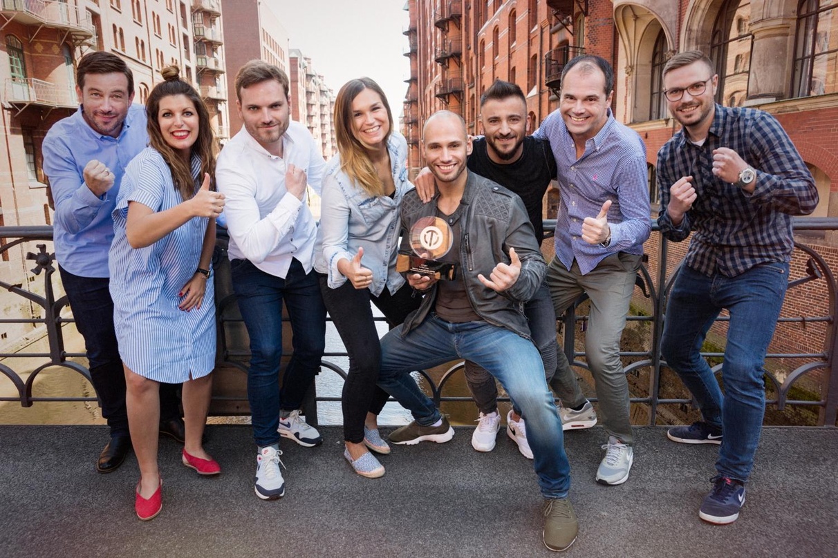 Gemeinsam erfolgreich (von links): Michael Kuemmerle (Director Digital Sales & Business Development Central Europe), Anne Junker (Key Account Manager Topsify), Dennis Hadan (Playlist Manag...