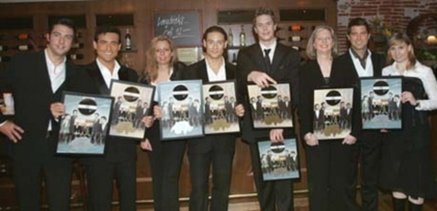 Feiern Platin: Sony BMG und Il Divo||Feiern Platin (v.l.n.r.): Simon Schweingruber (Sony BMG Label Manager), Carlos Marin (Il Divo), Julie Born (Sony BMG Marketing Director), Urs Bühler, D...