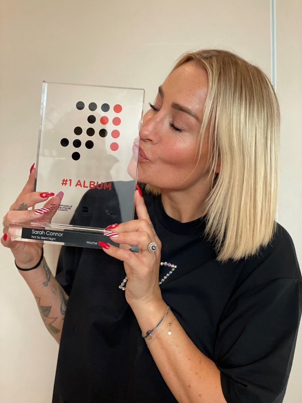 Verbreitet Weihnachtsstimmung in den Charts: Sarah Connor mit dem "Nummer 1 Award" der Offiziellen Deutschen Charts
