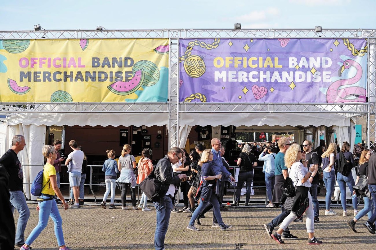 Bilder, die es 2020 nicht gab: Andrang bei Merchadise-Ständen auf Festivals, wie hier bei Lollapalooza im September 2019 in Berlin.