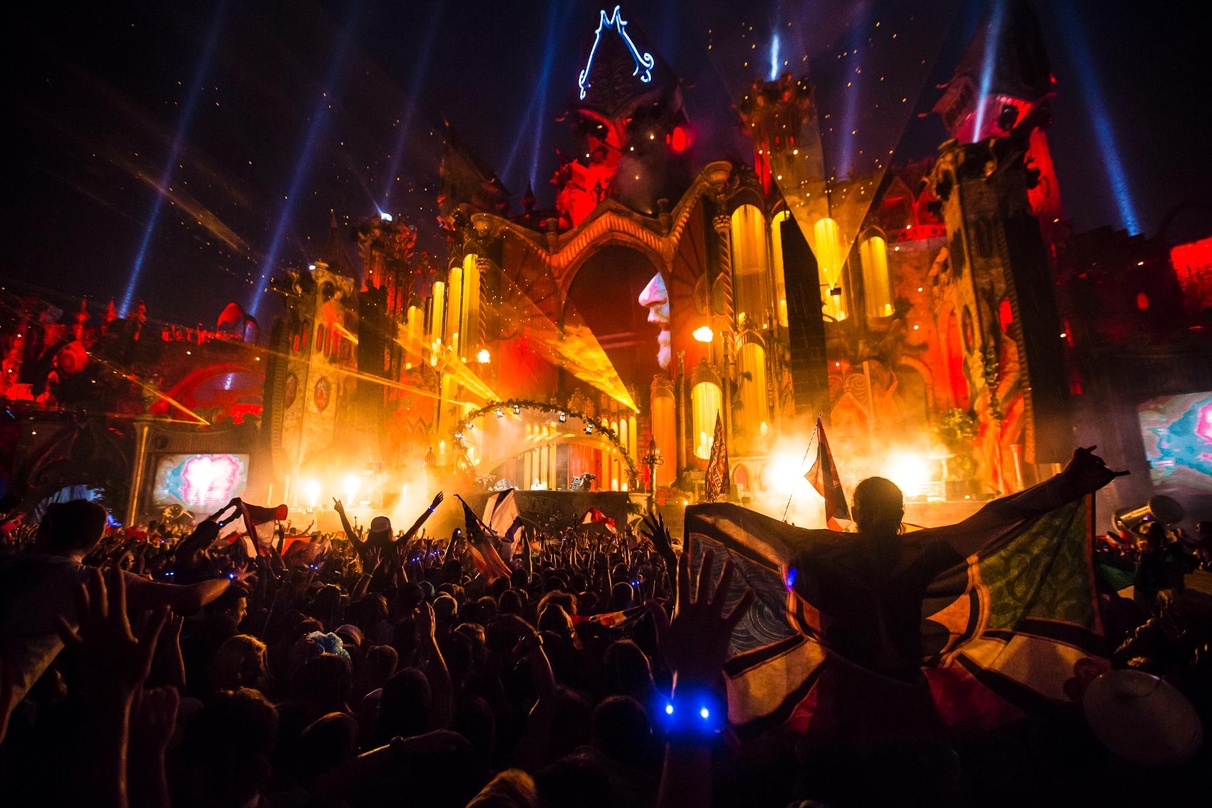 So ähnlich könnte es auch in der Veltins-Arena aussehen: die Bühne beim belgischen Tomorrowland-Festival