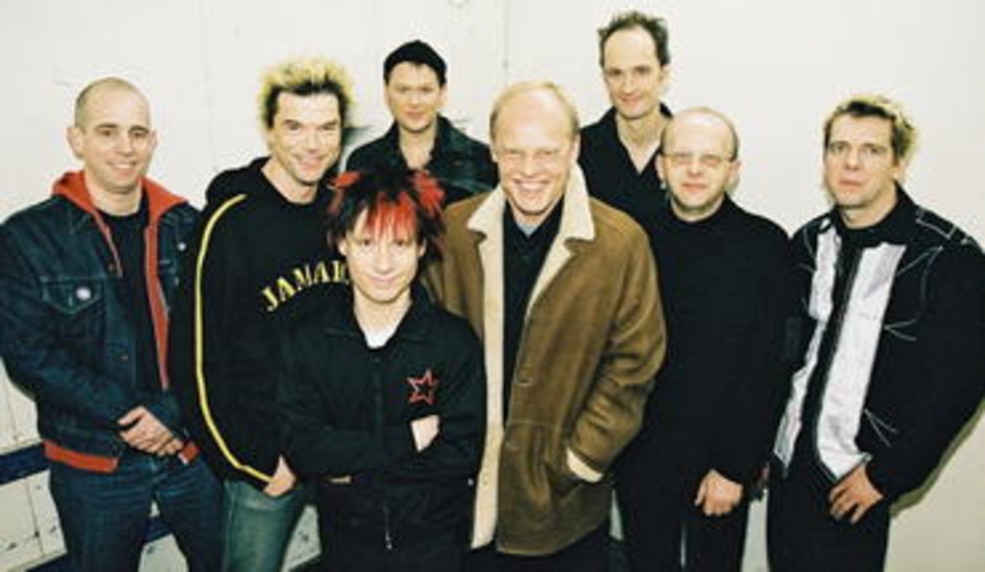 Frisch vermählt grüßen (v.l.n.r.): {mlbipers.4211.Patrick Orth|U|T}, (Geschäftsführer JKP), Campino, Vom, Kuddel, Schramm (President Sony Music, GSA), Breiti, {mlbipers.2526.Wolfgang Orthm...
