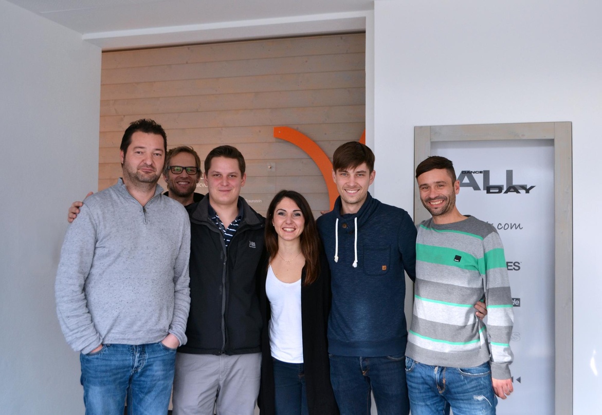 Bleiben Partner (von links): Armin Wirth (CEO Feiyr), Michael Zöttl alias Dame, Bernd Rösler, Giulia Penni, Jürgen Vonbank und Michael Althammer (alle Label Management Team Feiyr)