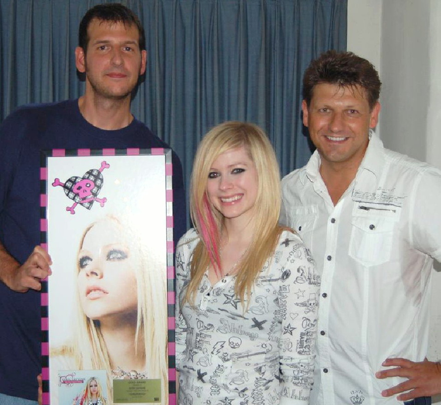 Erfolgsgespann (v.l.n.r.): Paul Weindl (Manager Product & Promotion Sony BMG), Avril Lavigne und Andreas Poglitsch (Director Sales Sony BMG)