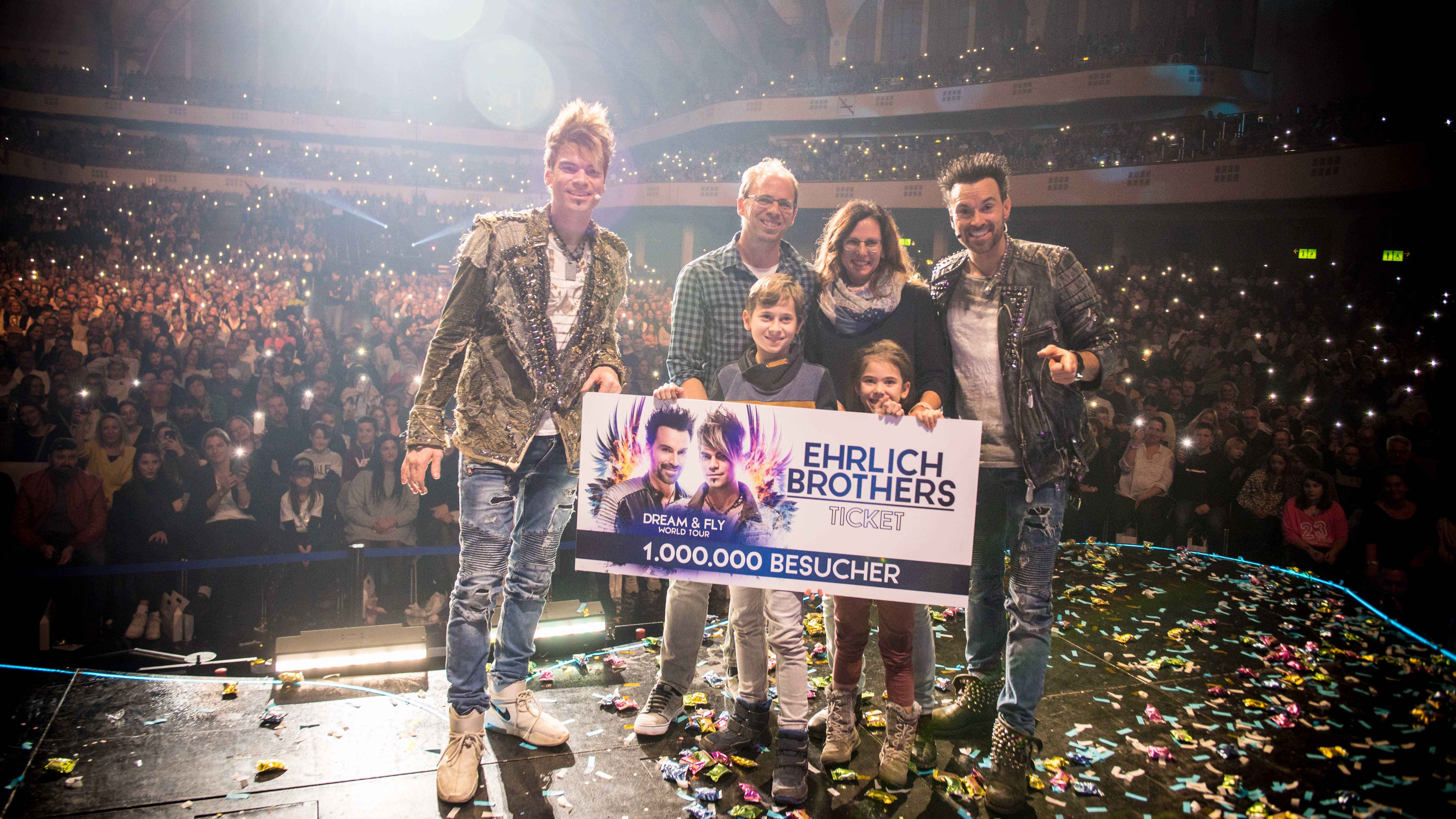 a486297f 0bee 4b15 991b c6f19bee1d37 Feierten den Millionensieg auf der Bühne (hinten, von links): Chris Ehrlich, Jan und Tina Bär sowie Andreas Ehrlich mit (vorn, von links) Jakob Bär und Martha Bär.