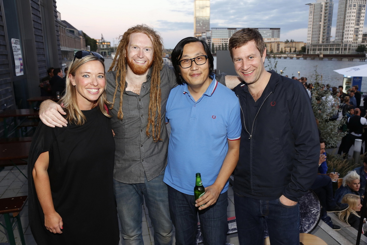 Verbrachten einen gemeinsamen Grillabend am Spreeufer (von links): Mara Ridder-Reichert (Head of Music Management Viva & MTV North Viacom), Newton Faulkner, Jin Choi (Senior Vice President...