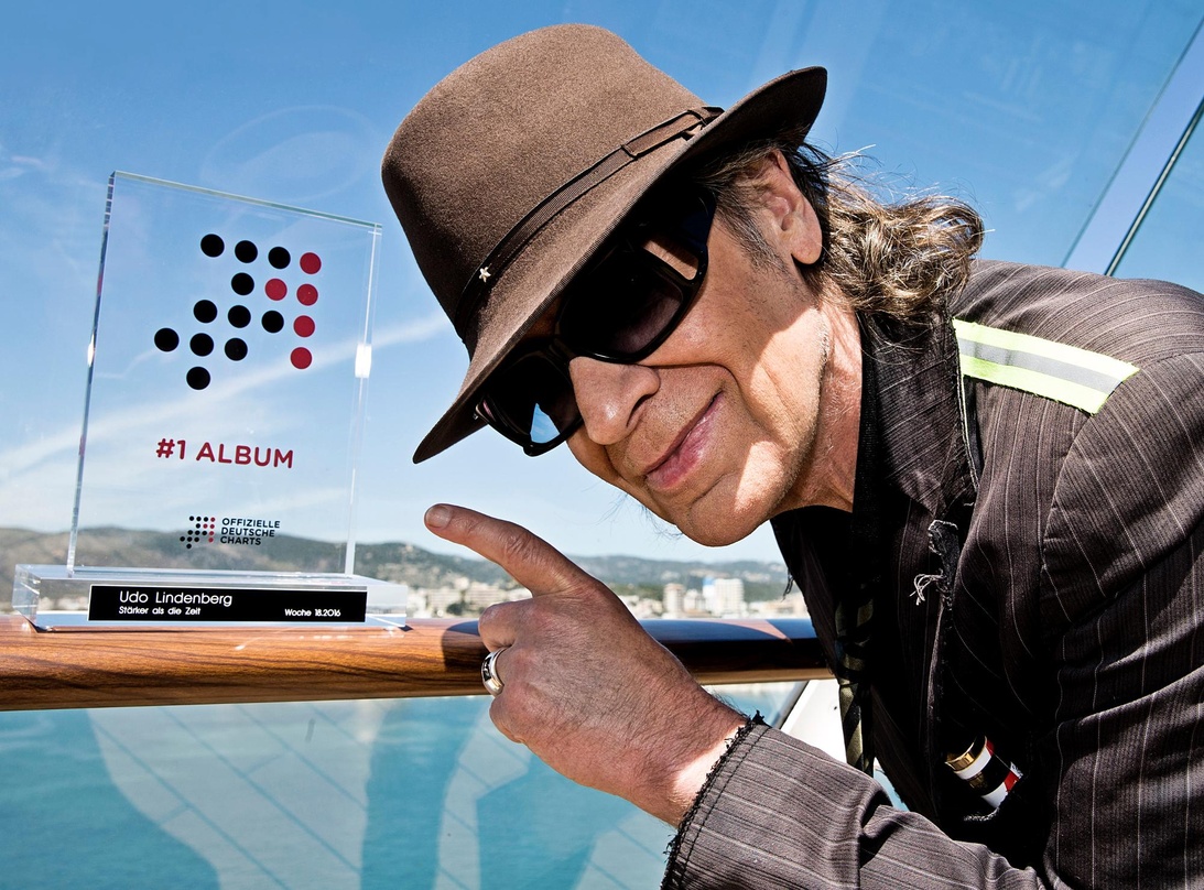 Fühlt sich wohl auf dem Longplay-Gipfel: Udo Lindenberg, hier mit seinem Nummer 1 Award von letzter Woche