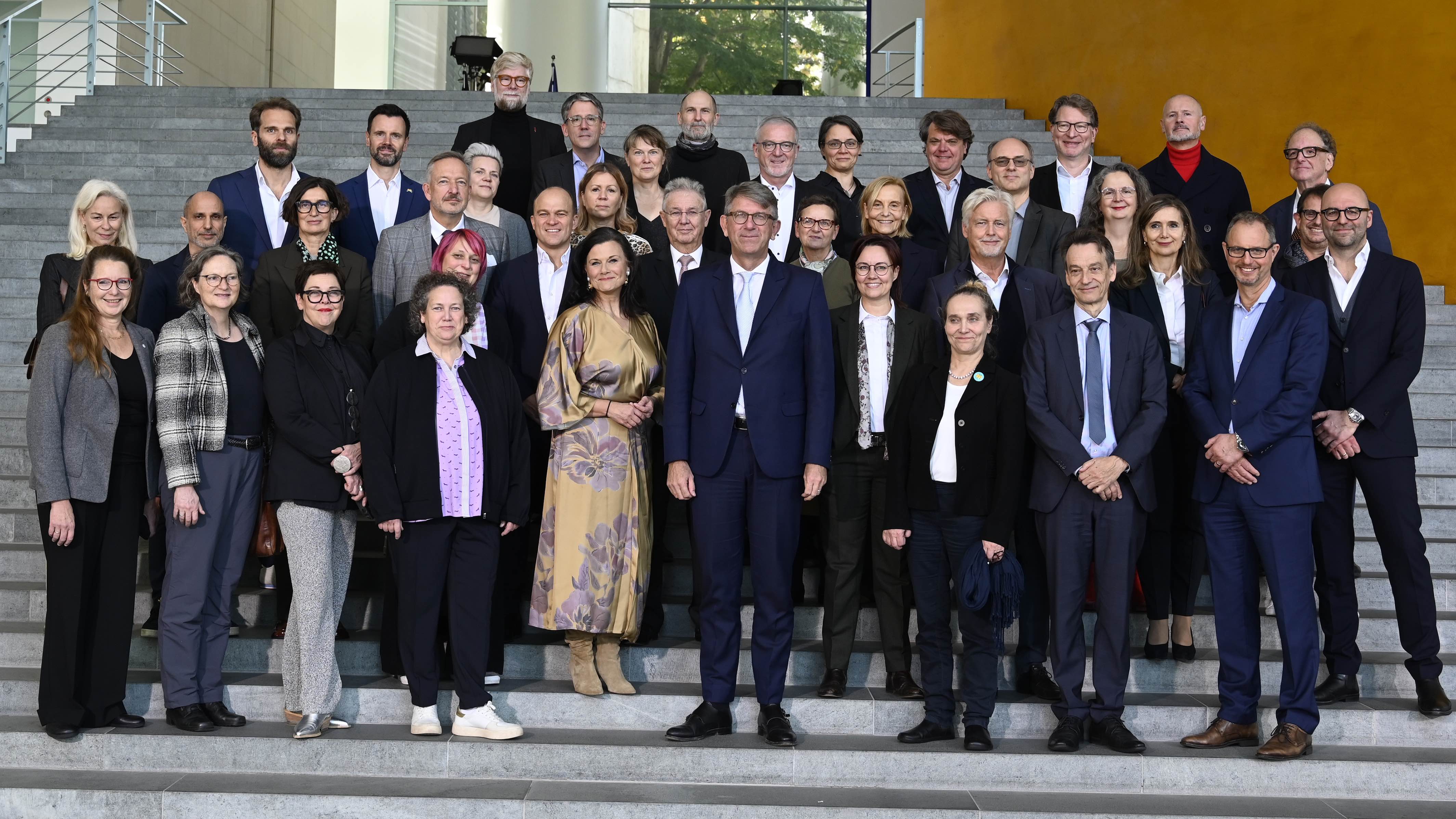Viel Musikgeschäft beim Branchengipfel im Kanzleramt: Staatssekretärin Gitta Connemann und Kulturstaatsminister Wolfram Weimer (beide vorn, Mitte) begrüßten am 20. Oktober beim Gipfeltreff...
