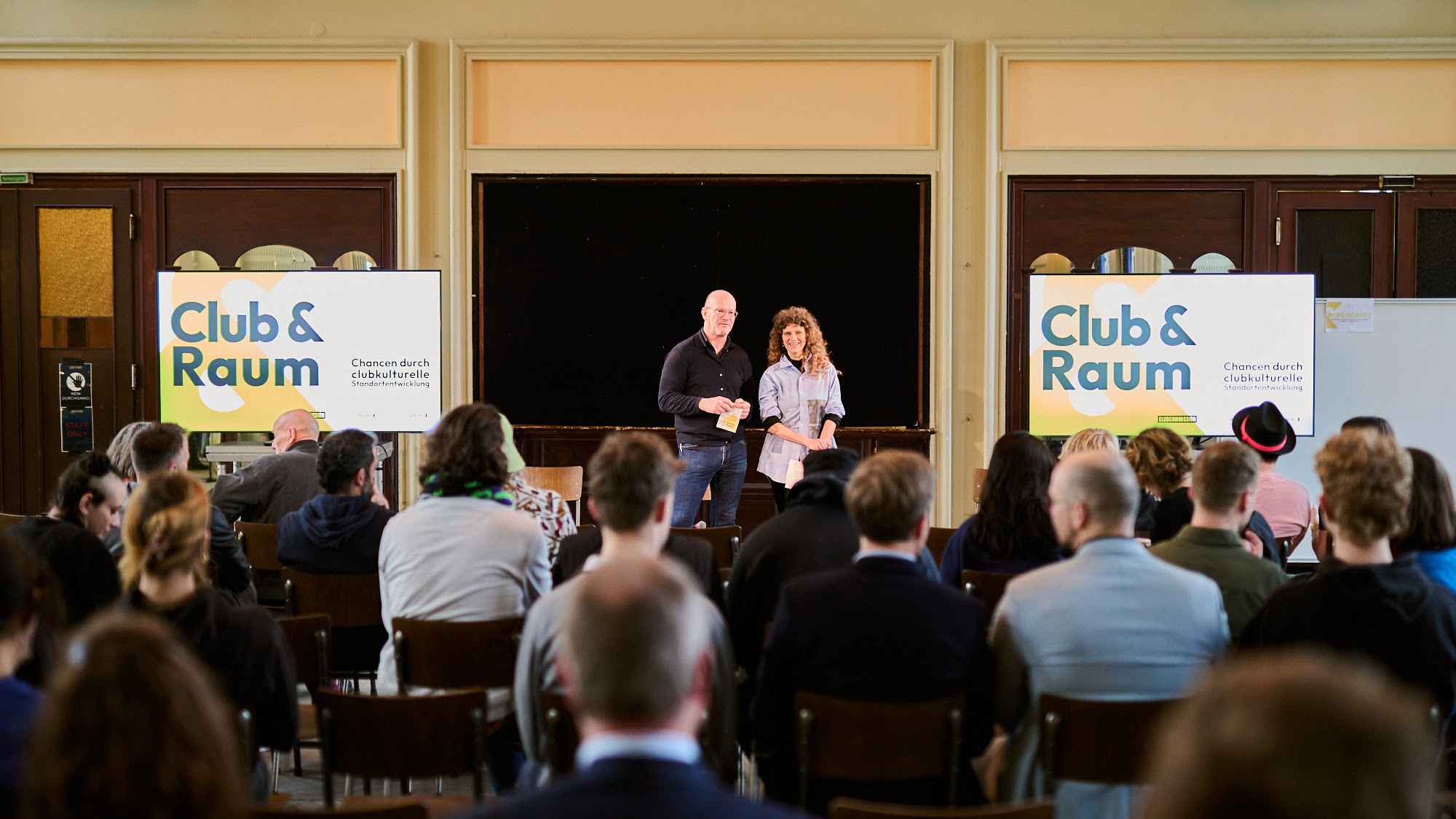 Führten durch die Konferenz: Die Co-Moderator:innen Andreas Krüger (links) und Katharin Ahrend.