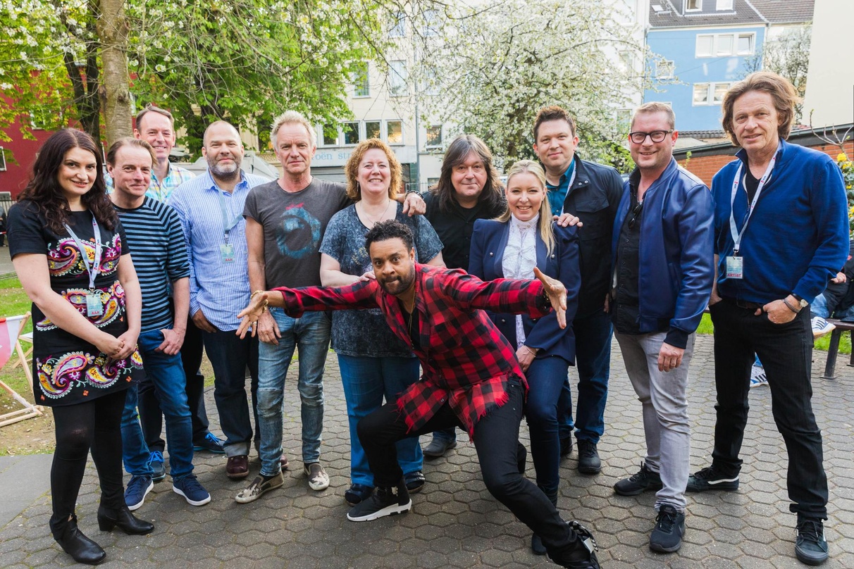 Vor dem Radiokonzert (von links): Milijana Gojic (Universal Music International), Stephan Laack, Manuel Unger (beide WDR 2), Ulf Zick (Universal Music International), Sting, Monika Schumer...