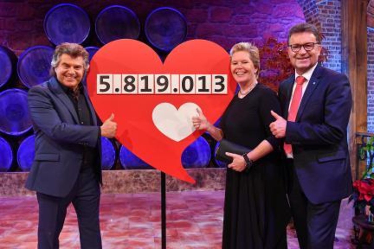 Bei der Spendenverkündigung (von links): Andy Borg, Simone Schelberg (Vorsitzende "Herzenssache") und Martin Hettich (Vorstandschef Sparda-Bank Baden-Württemberg)