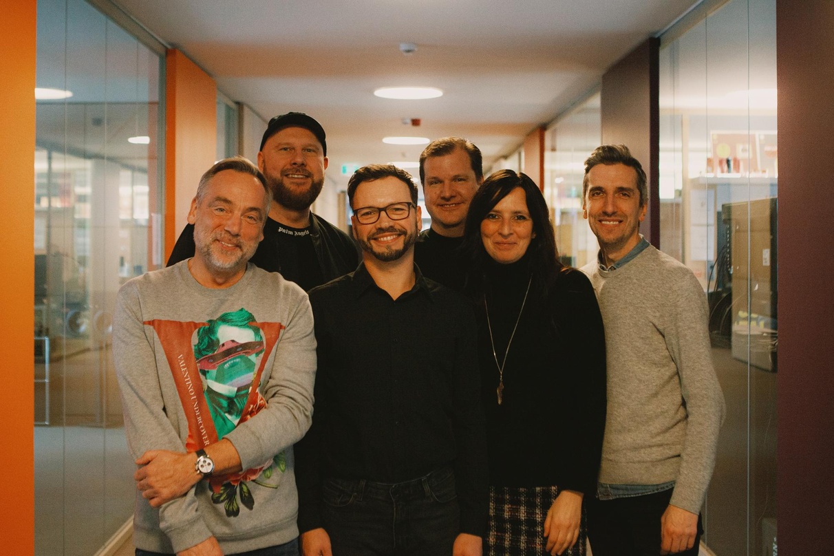 Besiegelten den Deal (von links): Jens Thele (Managing Director Sheffield Communications), Martin Weiland, Lennart Salomon, Florian Sikorski (alle Sono), Stephanie Heinemann (Director of O...