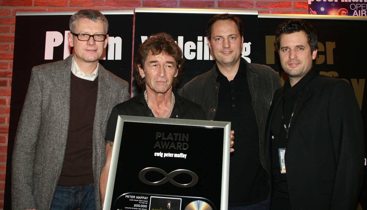 Bei der Platin-Verleihung (v.l.n.r.): Jörg Hellwig, Peter Maffay, Edgar Berger und Daniel Maurer (Senior Product Manager Sony Music Ariola)