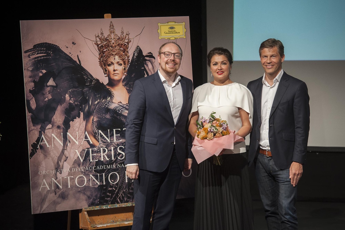 Trafen sich in Berlin: Clemens Trautmann (President Deutsche Grammophon), Anna Netrebko und Frank Briegmann (President & CEO Universal Music Central Europe und Deutsche Grammophon)