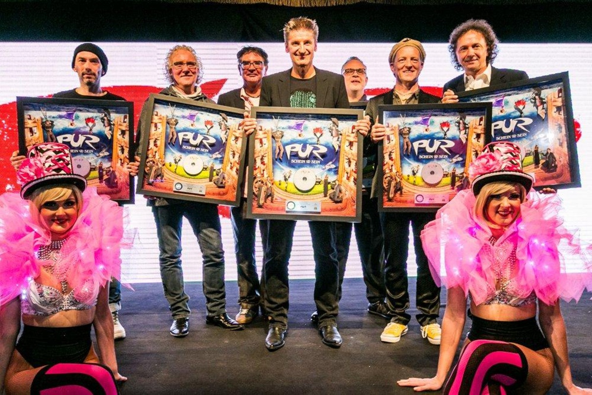 Bei der Verleihung im Crazy Palace in Karlsruhe (von links): Martin Ansel, Cherry Gehring, Ingo Reidl, Hartmut Engler, Martin Stoeck, Joe Crawford und Rudi Buttas (alle: Pur)