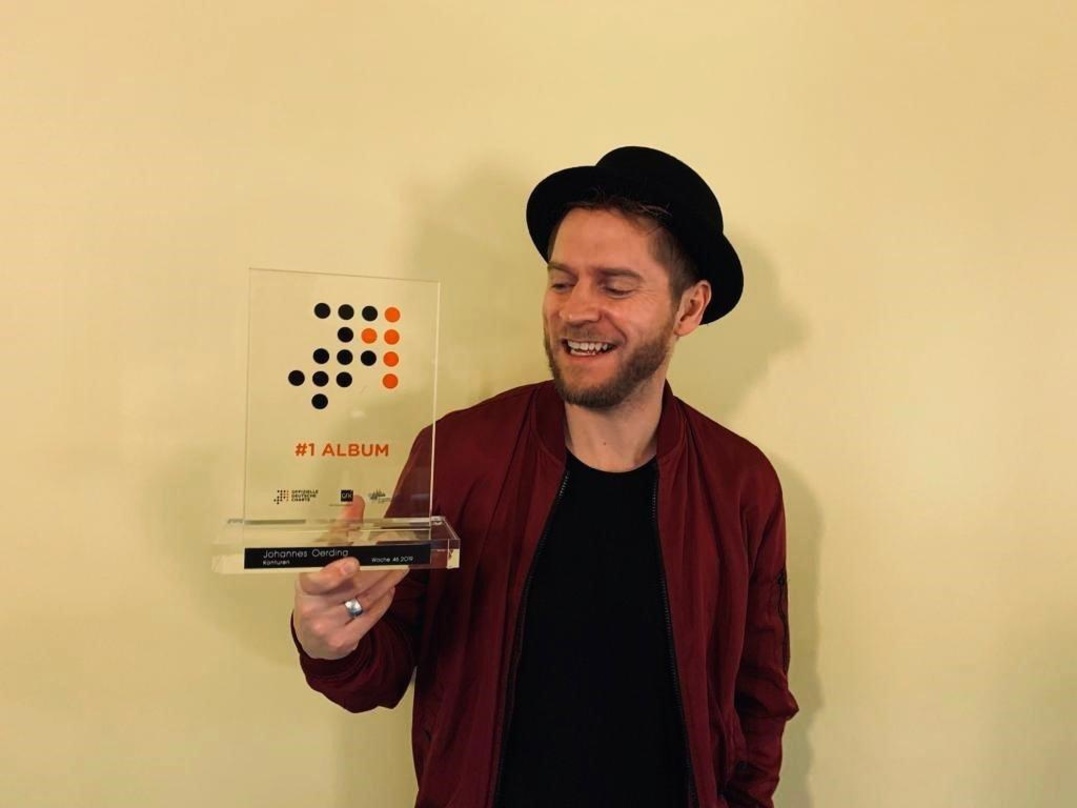 Hält endlich einen Nummer 1 Award in der Hand: Johannes Oerding